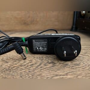 LEI Leader Electronics AC Adapter Model IU40-11190-011S 19V 2.15A 40W